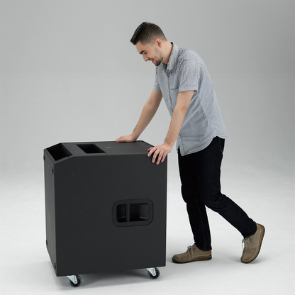 Mann schiebt Yamaha Subwoofer mit rollen